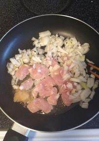 西班牙海鲜烩饭,以橄榄油炒香鸡腿肉后放入洋葱、蒜末拌炒