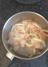 西班牙海鲜烩饭,炼虾汤：将虾壳与1/4个洋葱丝中火炒香后加入300ml水煨煮10分钟