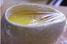 日式鱼糕蒸蛋,盖上一层保鲜膜，放入蒸锅