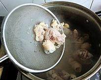 韩式安东炖鸡,再放入鸡肉焯烫捞出洗净