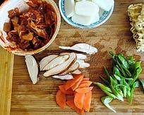 韩式泡菜拉面炒年糕,香菇，胡萝卜切片，葱切段，泡菜切小块