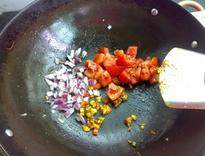 椰汁咖喱鸡,再下洋葱未、蕃茄开小火慢火炒，炒至咖喱香味出来