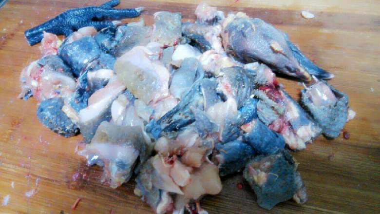 菌菇炖鸡汤,鸡洗净后剁成块待用。
