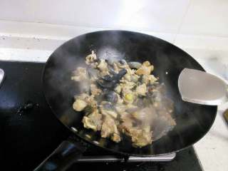 菌菇炖鸡汤,锅中放少许油加热后放入生姜片炒香鸡块，加入几粒干花椒。