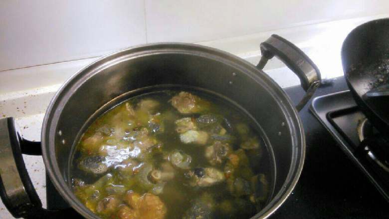 菌菇炖鸡汤,接着加入足量清水，烧开后转小火炖煮约半小时左右。