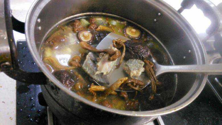 菌菇炖鸡汤,加入菌菇继续煲煮半小时以上