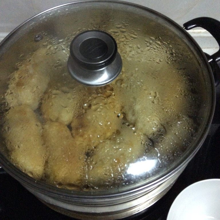 温州鱼饼（改良版）,把炸好的鱼饼放入蒸锅，上气蒸15-20分钟。