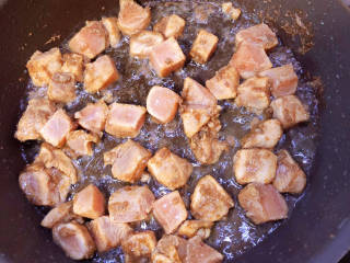 酱爆双丁,锅中倒入油，加热至五成热，放入鸡丁翻炒均匀。