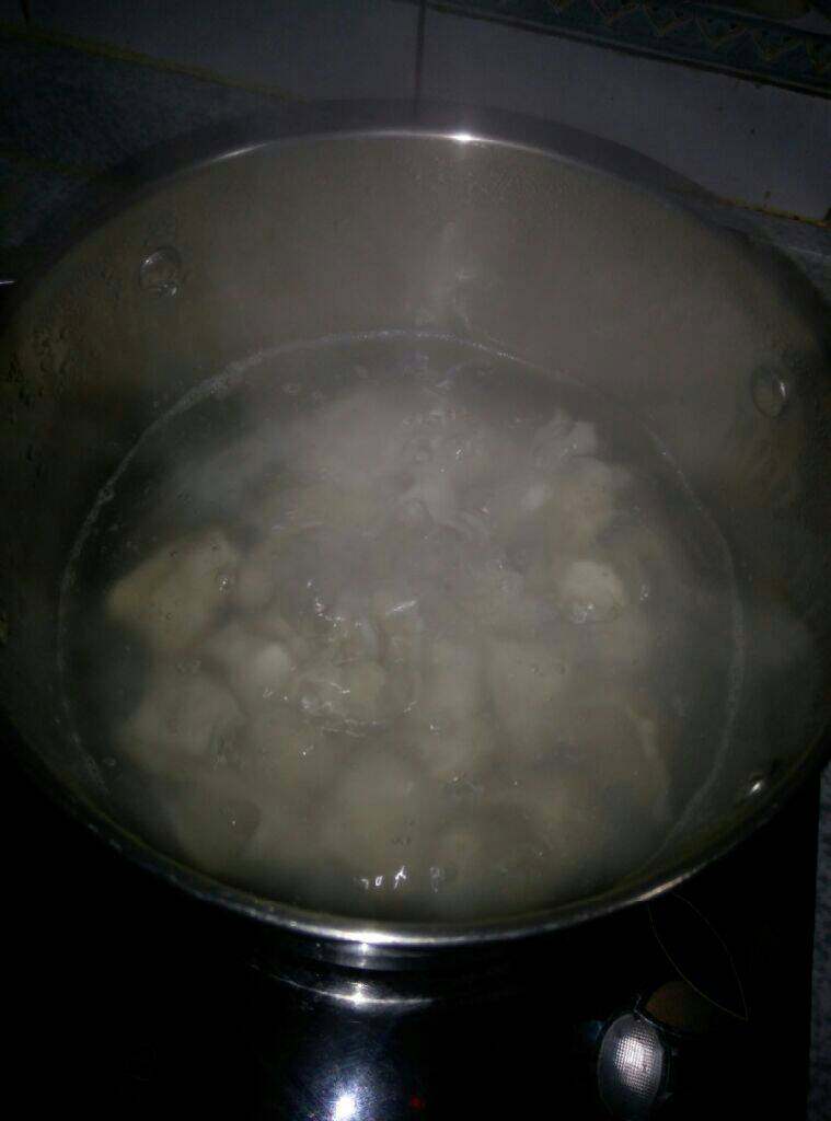 鸡汤馄饨,将水烧开，下入包好的馄饨。