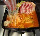 韩风辣味豚肉锅,加入五花肉片和部分配菜，关火
