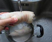 酱猪蹄,倒掉煮猪蹄的水，并将猪蹄冲洗干净，仔细检查，去除细毛和杂质