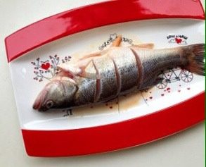 轻松炮制餐厅人气大菜：秘制锡纸包鲈鱼,涂匀后腌制15分钟