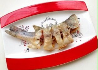 轻松炮制餐厅人气大菜：秘制锡纸包鲈鱼,煎到鱼身两面金黄后盛起备用