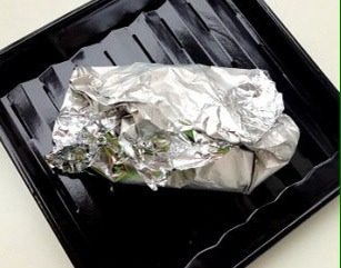 轻松炮制餐厅人气大菜：秘制锡纸包鲈鱼,将锡纸四角包裹好，捏紧缝隙