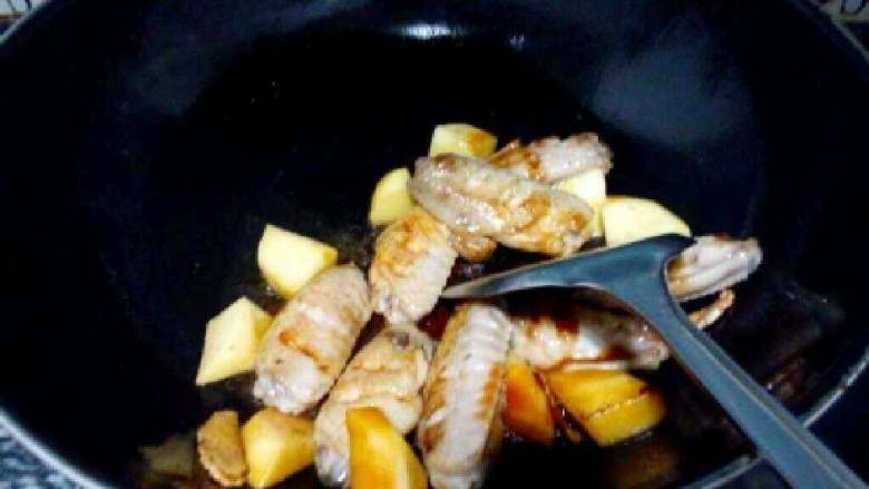 苹果烧鸡翅,在放入碗里调好的酱。
