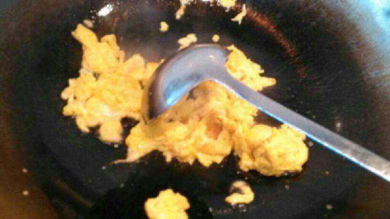 五味蛋炒饭,锅里放油烧热放入搅拌好的鸡蛋。