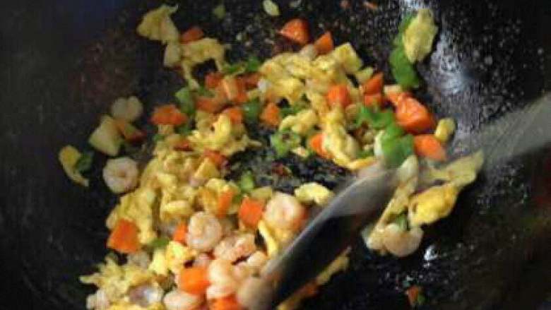青椒虾仁炒蛋,在放入鸡蛋放入油盐胡椒粉调味。