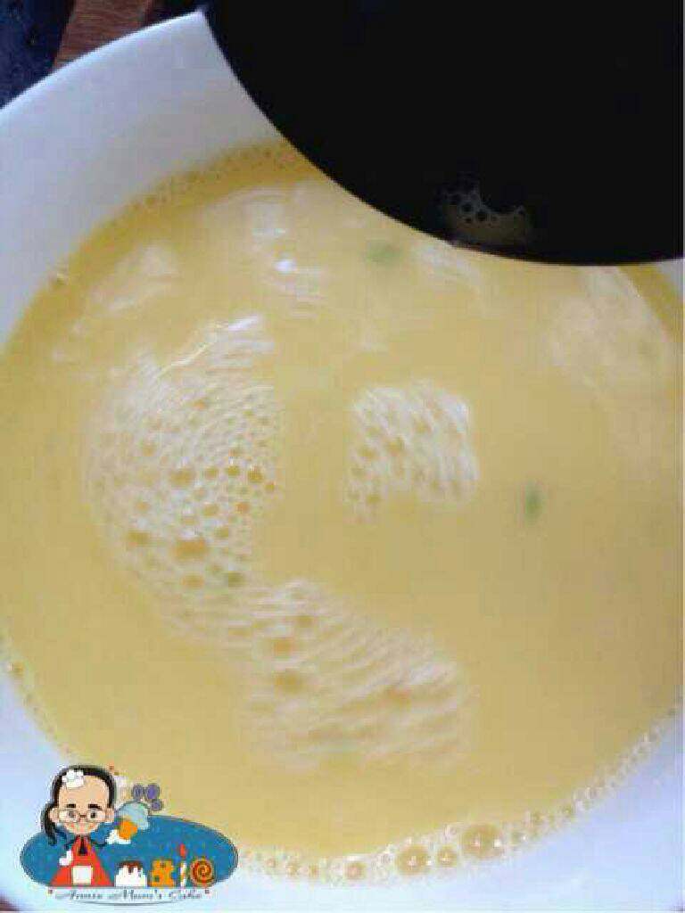 海蚌蒸蛋,接着把热的海蚌干贝汤水慢慢倒入蛋液，要不停搅拌，不然变成蛋花。。

