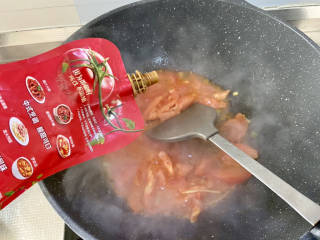 虾滑汤➕番茄白玉菇虾滑汤,加入一汤匙番茄沙司，翻炒均匀，让汤汁更浓郁