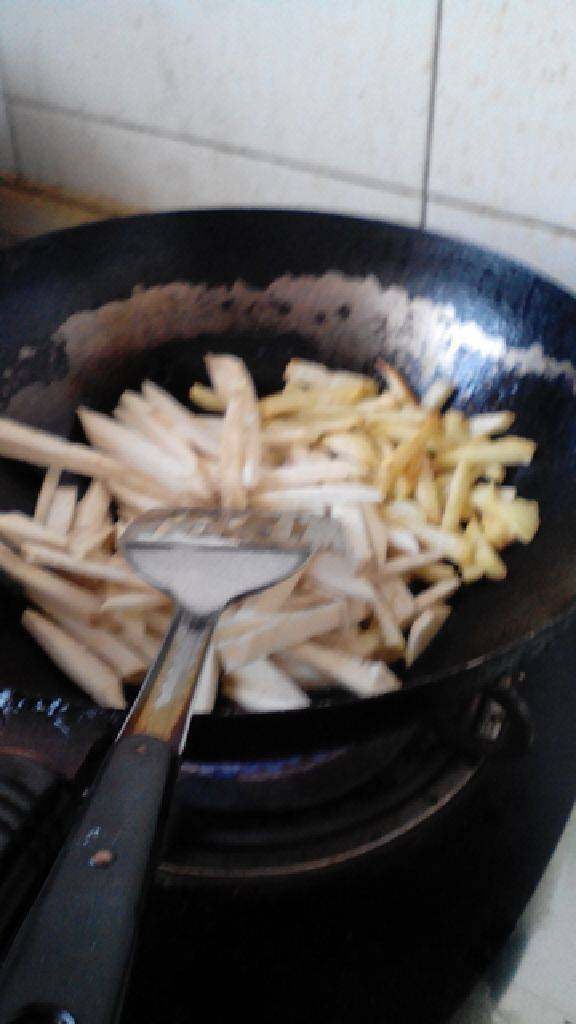 白薯炸薯条,把土豆和白薯一块儿倒到锅里