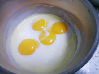 酸奶蛋糕,鸡蛋蛋黄蛋白分离备用。盆里加入酸奶，玉米油和鸡蛋黄搅拌均匀。然后筛入低筋面粉和玉米淀粉，拌匀。