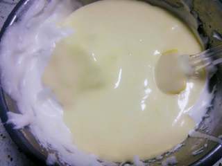 酸奶蛋糕,再将混合均匀的蛋糊全部倒入剩下的打发蛋白中上下切拌式混合均匀。