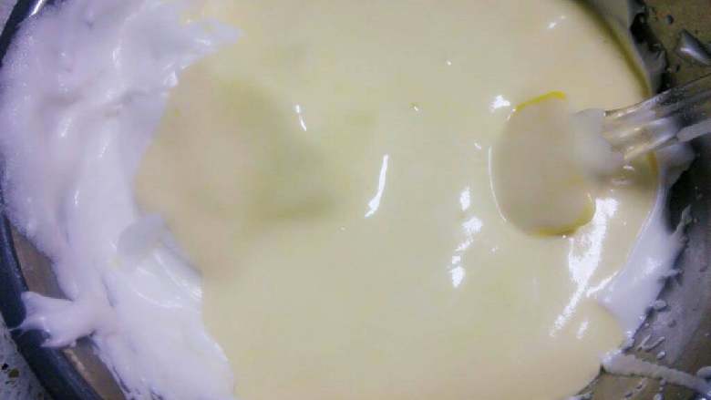 酸奶蛋糕,再将混合均匀的蛋糊全部倒入剩下的打发蛋白中上下切拌式混合均匀。