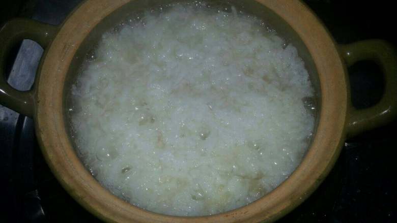 香菇滑鸡煲仔饭,煮至米饭几成熟水份有点收干