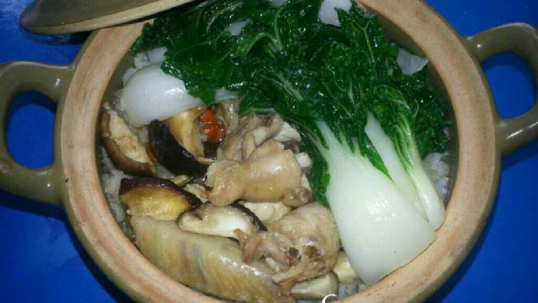 香菇滑鸡煲仔饭,将焯过水的白菜放在砂锅面上即可食用。