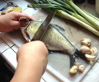 红烧鳊鱼,在鱼的两侧刈上花刀——这样可以容易入味