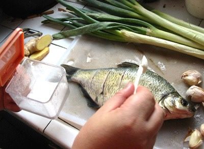 红烧鳊鱼,在鱼的两侧均匀抹上一些盐,甚至腹腔内也可以弄一点,稍微做点前期的入味!