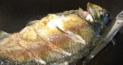 红烧鳊鱼,两面微黄就可以了,也可以稍微煎老点!!翻鱼的时候小心,弄断了就砸锅了