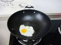 豆豉风味荷包蛋,油热后改小火，打入一个鸡蛋，慢火细煎