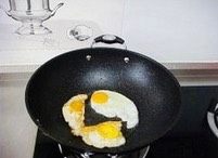 豆豉风味荷包蛋,待蛋白凝固变白色后，用锅铲在鸡蛋周围轻轻地铲一下，底层起皮后，将一半铲起包住蛋黄，形成荷包状。再打入第二个鸡蛋依次做好第二个，再打入第三个，一定要在上一个凝固后再加另外一个，否则，就全部粘一起了，把煎蛋铲起来放盘中
