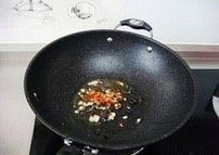 豆豉风味荷包蛋,利用锅中的底油，放入蒜末，再放入豆豉和剁椒，小火爆香