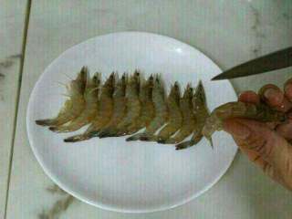 蒜蓉烤虾,将大虾洗净不要虾须，用小刀从虾背部切开，去除不用的东西。