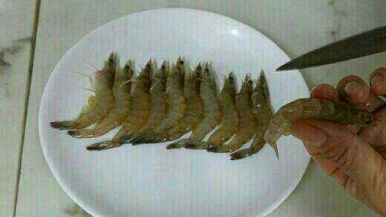 蒜蓉烤虾,将大虾洗净不要虾须，用小刀从虾背部切开，去除不用的东西。