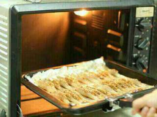 蒜蓉烤虾,放入预热好的烤箱，上下火180度，烤15分钟
