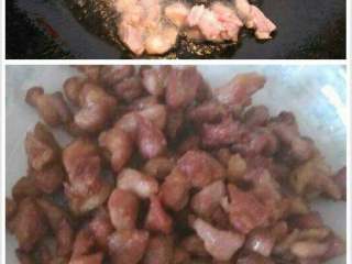 青豆彩椒炒肉丁,该倒多点油把肉炸一遍。捞起装盘