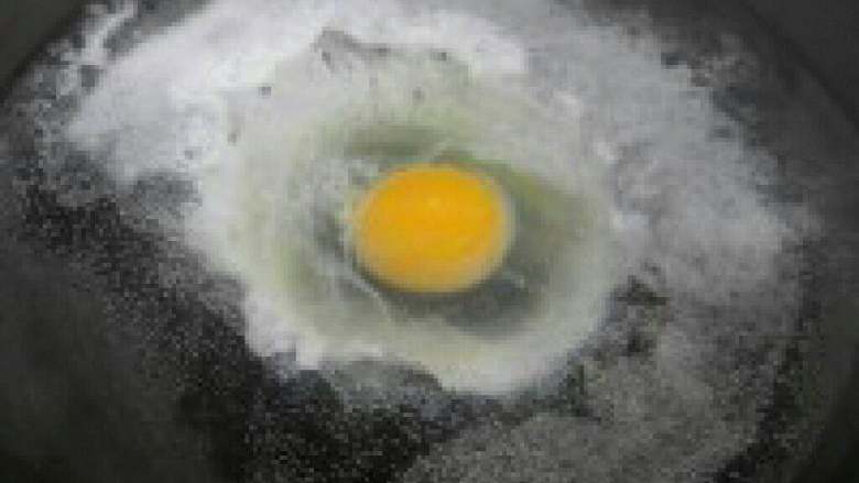 荷包鸡蛋面,锅里放一点水，把<a style='color:red;display:inline-block;' href='/shicai/ 9'>鸡蛋</a>打进去煮。