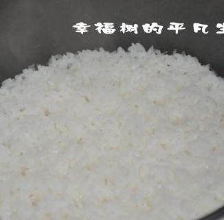 石锅拌饭 ,石锅中刷薄薄一层油放入米饭，将米饭铺平
