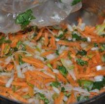 酸辣素丸子汤 ,香菜和葱都切成末备用