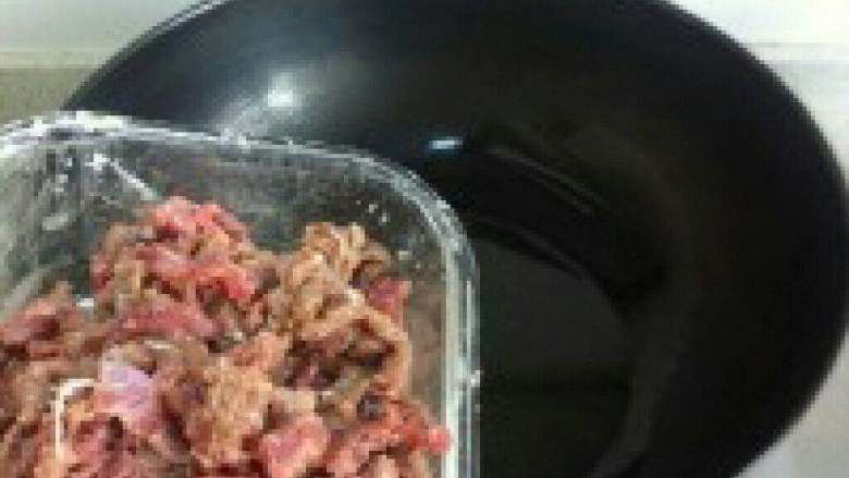 牛肉辣椒汤米粉,锅里放油把牛肉倒进去爆炒一下盛出来备用。