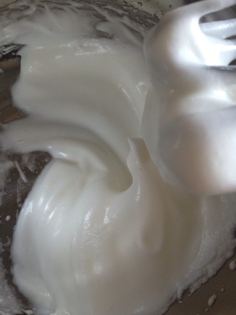 巧克力波点蛋糕卷,蛋白加35g细砂糖先低速再高速打发至奶油状（刮起有小尖尖即可）