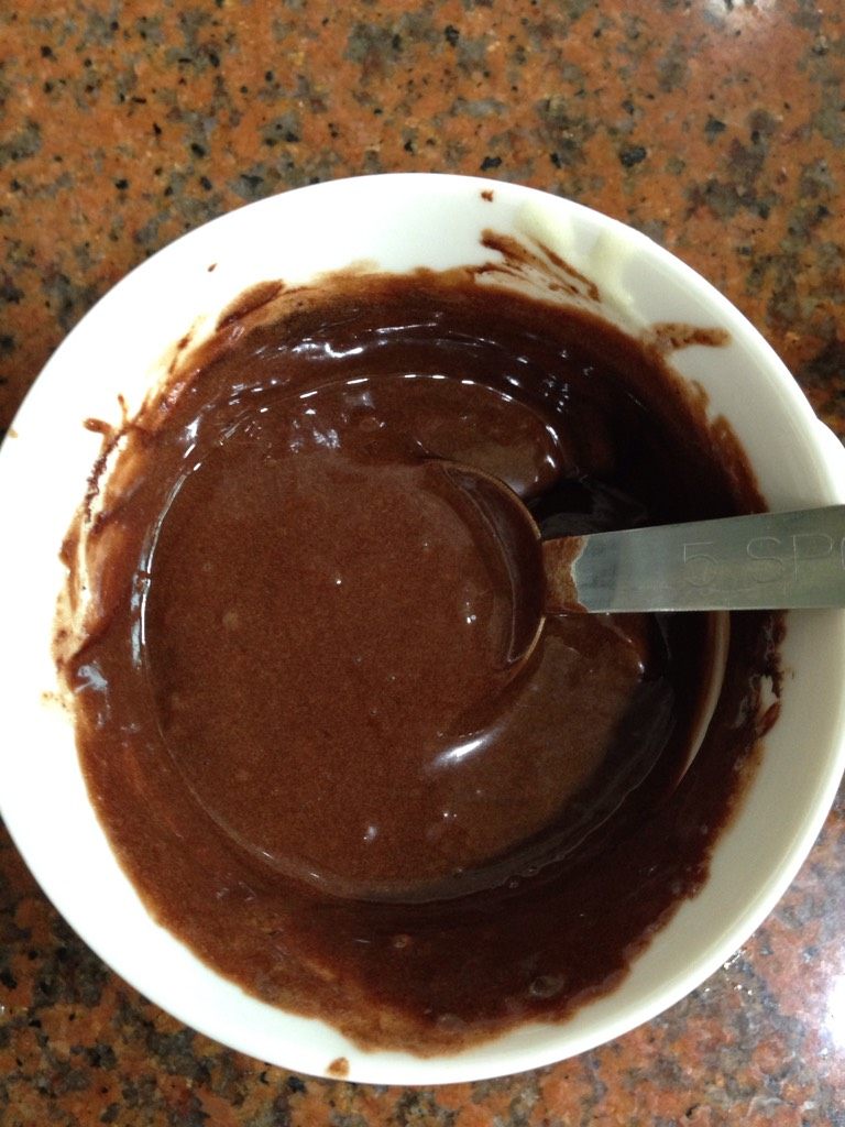 巧克力波点蛋糕卷,拿一块巧克力隔水融化，加入一勺面糊充分搅拌装进裱花袋里待用