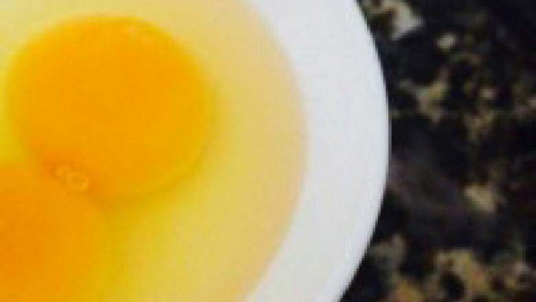 紫菜蛋花汤,将打好的鸡蛋搅拌均匀后慢慢放进锅里，几分钟之后就可以了。