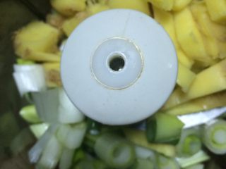 蛋香焖子,如图将生姜大葱切小块放入料理机打碎，加点水更容易打碎