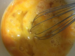 蛋香焖子,如图将剩余的5颗鸡蛋打入容器中，加少许盐巴，搅匀加入少许花生油