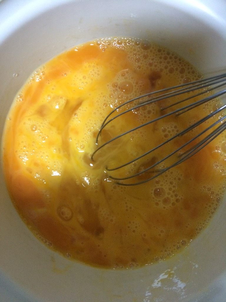 蛋香焖子,如图将剩余的5颗鸡蛋打入容器中，加少许盐巴，搅匀加入少许花生油