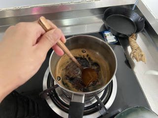 红糖豆腐脑,煮开后，转小火，不断搅拌熬煮10分钟左右